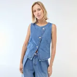 Chaleco sin mangas confeccionado en denim azul, con diseño cruzado y cierre frontal mediante botones metálicos. Presenta cuello redondo y un corte estructurado.