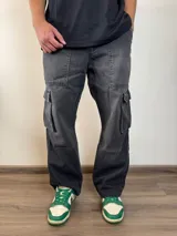 Pantalón jean cargo gris con efecto lavado, corte recto y bolsillos laterales.