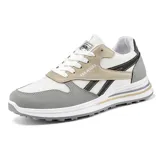 Championes deportivos de estilo retro, combinando malla blanca, gamuza gris y detalles en beige y negro. Suela gruesa blanca con capas grises y detalles dorados.