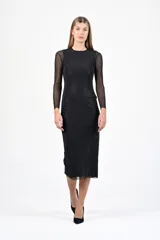 Vestido midi negro de fiesta, con mangas largas de tul y brillos.