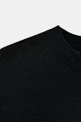 Camiseta negra de manga corta y cuello redondo, corte ajustado (slim fit).