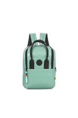 Mochila acolchada color verde menta, con costuras horizontales y detalles en negro. Posee asas de mano y correas de hombro ajustables. Incluye un tirador de cremallera con detalles de colores.