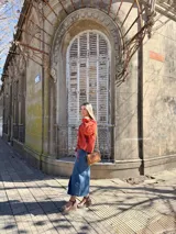 Sandalias de cuero con plataforma, color marrón con tira dorada sobre los dedos y tobillera marrón con hebilla.