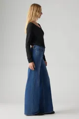 Pantalón de jean azul de tiro medio y corte wide leg.