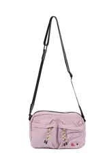 Bandolera color lila de poliéster con correa ajustable, cierre principal y dos bolsillos delanteros.