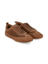 Championes de gamuza color marrón cognac, con diseño perforado en los laterales, cordones al tono y suela plana.