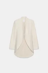 Blazer tipo frac de corte largo y diseño sin solapa. Presenta mangas largas con abertura, falsos bolsillos de vivo en el delantero y bajo asimétrico. Cuenta con cierre frontal mediante gancho metálico y forro interior a tono.