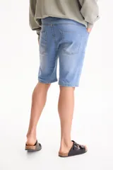 Bermuda de jean de corte clásico con spandex, color azul con lavado medio y costuras en contraste.