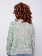 Sweater de tejido de punto multicolor en tonos verde, lila y blanco. Es de manga larga y corte holgado.