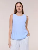 Blusa sin mangas color celeste, de cuello redondo y corte recto, con detalle de botones decorativos en el lateral del ruedo.