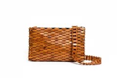 Cartera rectangular hecha a mano, confeccionada con piezas de madera en tono miel ensambladas en una textura de escamas romboidales. Cuenta con cierre superior y correa larga del mismo material.