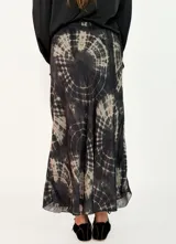 Pollera midi de corte evasé con estampado tie-dye en tonos azul y blanco. Confeccionada en tejido fluido.