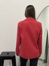 Blazer rojo de corte clásico con solapas, cierre frontal con un botón y bolsillos laterales con solapa.