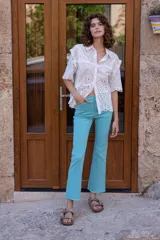 Pantalón jean de tiro medio/alto color celeste, de corte recto y terminación desflecada.