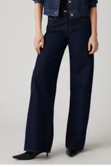 Jean de mujer azul oscuro, de corte recto y tiro alto.