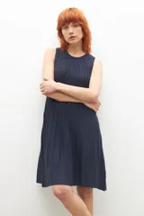 Vestido corto azul marino tejido con lurex, de corte evasé y sin mangas.