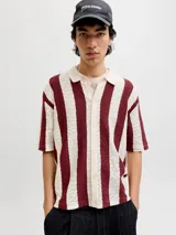 Polo de tejido estructurado con diseño de rayas verticales en colores bordó y blanco, cuello polo, mangas cortas y cierre frontal de botones.