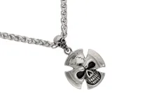 Collar de acero plateado con dije de calavera con cruz de malta y dije pequeño de calavera en la cadena.