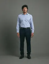 Camisa de vestir de manga larga con diseño de rayas verticales finas en color celeste y blanco. Presenta cuello clásico, cierre frontal con botones y un bolsillo en el pecho.