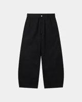 Pantalon de gabardina color negro con corte baggy barrel, caracterizado por su silueta curva y amplia. Presenta costuras verticales decorativas en el frente y la parte trasera, cierre con botón y bolsillos laterales.