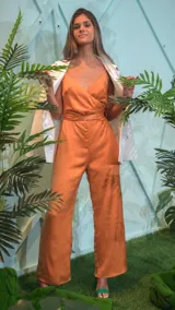 Mono largo lila de satén con breteles finos y corte palazzo.