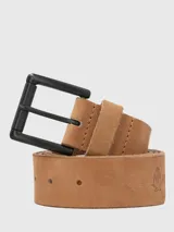 Cinturón de cuero color caramelo con hebilla metálica negra y logo de la marca grabado en la punta.
