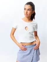 Remera blanca de manga corta con tejido acanalado y un recorte circular en el centro del escote.