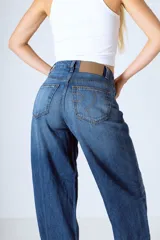 Jean slouchy de tiro alto en color azul con efecto lavado, de corte amplio y relajado en las piernas.