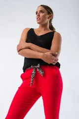 Musculosa negra de viscosa con escote sutil y calce relajado.