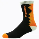 Medias deportivas de caña media con diseño estampado de montañas en tonos naranja y amarillo sobre fondo negro. Incluyen el logo de la marca en el lateral y puntera reforzada en color naranja.