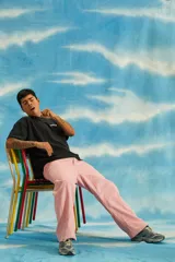 Pantalón celeste de corderoy con corte recto, bolsillos laterales y traseros, cierre frontal YKK con botón y bordado rosa con la palabra "Tranca" en el bolsillo trasero.