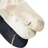 Pack de tres pares de medias de corte medio con diseños variados, incluyendo una negra con detalles geométricos y florales, una blanca con ribete ondulado y estampado de palmeras, y una blanca con franjas deportivas en la caña.