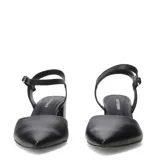 Zapatos de mujer marca Bottero, color blanco, con diseño de punta fina, taco block y tira ajustable al tobillo con hebilla metálica.