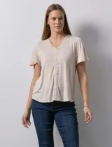 Remera color beige de tejido melange con escote en V y aplique de crochet en el frente.