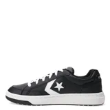 Championes urbanos Converse Pro Blaze V2 OX, color negro con detalles en blanco, confeccionados en piel sintética, con amortiguación de espuma con memoria en la plantilla y suela exterior de goma reforzada.