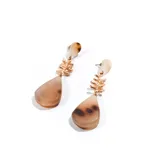 Aros colgantes con base redonda color crema, detalle de hoja dorada y dije en forma de lágrima color crema con manchas marrones.