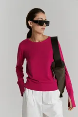 Sweater tejido en jersey color fucsia, con cuello redondo, rib en laterales y logo bordado en el delantero.