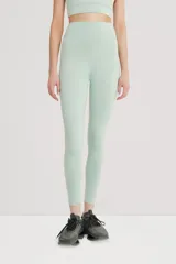 Calza larga de lycra color rosa claro, tiro alto y cintura doble.