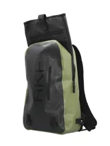 Mochila impermeable de la línea Waterproof de Rockford, confeccionada en lona PVC color verde militar y negro, con el logo RKF impreso en el frente y un bolsillo vertical con cierre termosellado.
