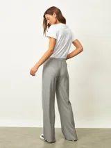 Pantalón negro de corte recto y tiro alto, con cintura elástica y diseño holgado.