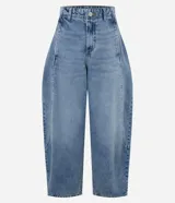 Pantalón de jean estilo barrel con cintura alta, cierre frontal con botón y cremallera, y recortes laterales que definen su silueta amplia y moderna.