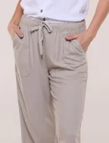 Pantalón crop de algodón y rayón, color beige, con pretina elástica con cordón de ajuste, bolsillos frontales aplicados y corte recto.