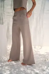 Pantalón de lino color gris con cintura elastizada, tiro alto y corte oxford.