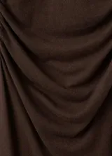 Vestido midi de punto fino color marrón chocolate, con cuello perkins, manga larga y diseño entallado con fruncidos laterales.