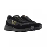Championes EA7 Emporio Armani de estilo urbano, color negro con detalles en dorado. Presentan una combinación de paneles de gamuza y material sintético, con el logo de la marca estampado en el lateral y en la lengüeta. Cuentan con una suela dentada de goma para mayor tracción.