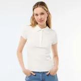 Remera de punto canalé color blanco, con cuello polo y cierre frontal de botones, manga corta y diseño ajustado.