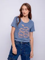 Remera corta negra de manga corta y cuello redondo, con estampado de serpiente con ojos.