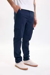 Pantalón cargo azul marino, con bolsillos laterales en las piernas y corte clásico.