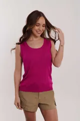 Musculosa fucsia de tejido de punto con cuello redondo y diseño acanalado vertical.