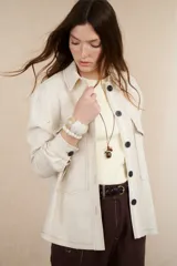 Sobrecamisa azul con cuello clásico, cierre frontal con botones y bolsillos de parche en el pecho.